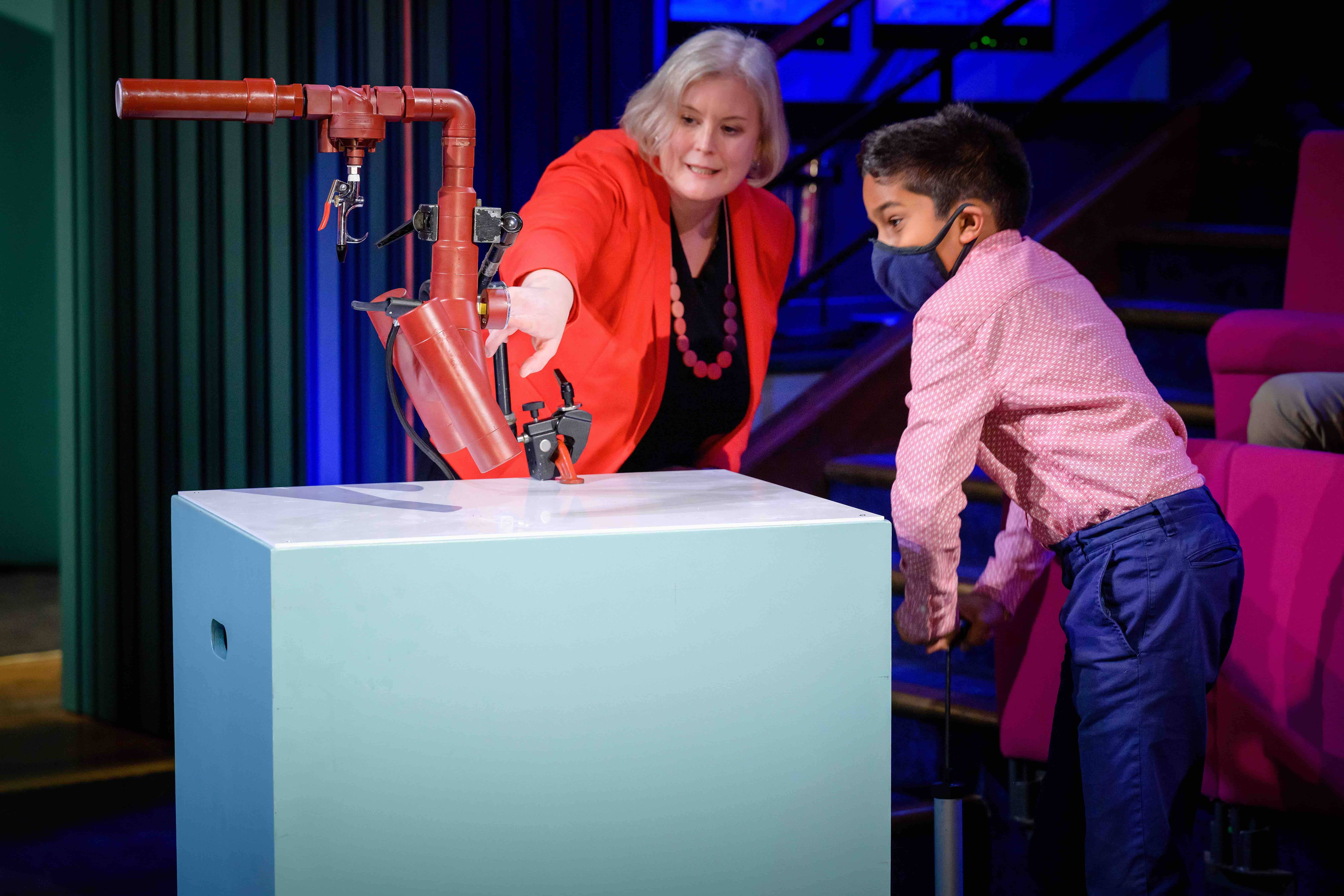 <em>Cath Noakes explaining fluid mechanics and disease transmission at the televised Royal Institution Christmas Lectures 2021 for school children. Photo: Paul Wilkinson.</em>